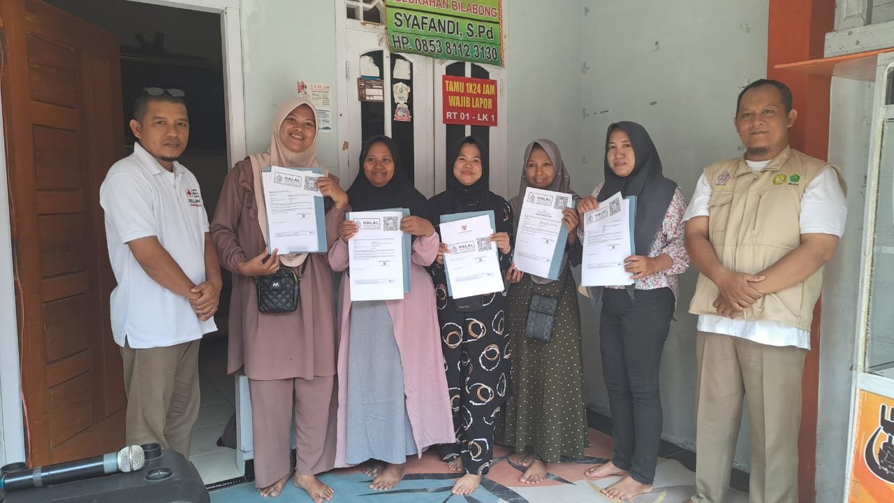 Penyerahan Simbolis Sertifikat Halal SEHATI kepada UMKM Skala Mikro di Bilabong Jaya