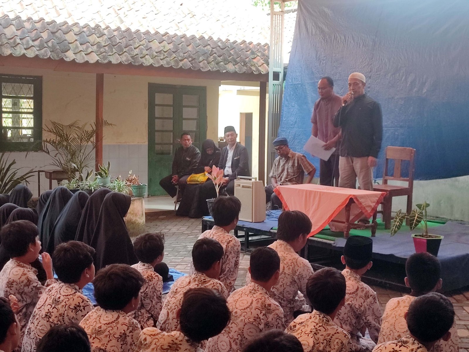 ikapmawi salurkan zakat dari alumni untuk Santri Yatim Piatu dan Dhuafa MWI Kebarongan